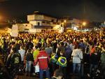 Manifestantes percorrem as vias com cartazes