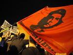 Manifestantes percorrem as vias com cartazes