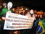 Manifestantes percorrem as vias com cartazes