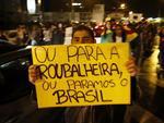 Centenas de manifestantes interromperam o trnsito na BR-101