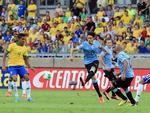 O atacante Cavani chuta a bola