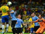 Paulinho (18) faz o segundo gol para a Seleo Brasileira e define o placara em favor do Brasil