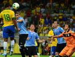 Paulinho (18) faz o segundo gol para a Seleo Brasileira e define o placara em favor do Brasil