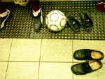 No vestirio, garons trocam sapatos por tnis