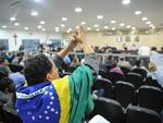Manifestantes participam de forma pacfica da sesso da Cmara de Blumenau. Algumas poucas pessoas seguram cartazes, pedindo especialmente melhoria na sade pblica