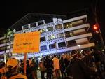 Protesto reuniu cerca de 800 pessoas em Blumenau e durou pouco mais de duas horas. Os manifestantes saram da prefeitura por volta das 18h desta segunda-feira, dia 1 de julho. Percorreram a Rua 7 de Setembro, caminharam at o Terminal da Fonte e seguiram at a Cmara de Vereadores.