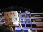 Protesto reuniu cerca de 800 pessoas em Blumenau e durou pouco mais de duas horas. Os manifestantes saram da prefeitura por volta das 18h desta segunda-feira, dia 1 de julho. Percorreram a Rua 7 de Setembro, caminharam at o Terminal da Fonte e seguiram at a Cmara de Vereadores.