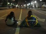 Protesto reuniu cerca de 800 pessoas em Blumenau e durou pouco mais de duas horas. Os manifestantes saram da prefeitura por volta das 18h desta segunda-feira, dia 1 de julho. Percorreram a Rua 7 de Setembro, caminharam at o Terminal da Fonte e seguiram at a Cmara de Vereadores.