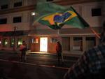 Protesto reuniu cerca de 800 pessoas em Blumenau e durou pouco mais de duas horas. Os manifestantes saram da prefeitura por volta das 18h desta segunda-feira, dia 1 de julho. Percorreram a Rua 7 de Setembro, caminharam at o Terminal da Fonte e seguiram at a Cmara de Vereadores.