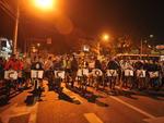 Protesto reuniu cerca de 800 pessoas em Blumenau e durou pouco mais de duas horas. Os manifestantes saram da prefeitura por volta das 18h desta segunda-feira, dia 1 de julho. Percorreram a Rua 7 de Setembro, caminharam at o Terminal da Fonte e seguiram at a Cmara de Vereadores.