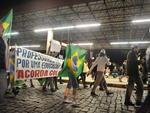 Protesto reuniu cerca de 800 pessoas em Blumenau e durou pouco mais de duas horas. Os manifestantes saram da prefeitura por volta das 18h desta segunda-feira, dia 1 de julho. Percorreram a Rua 7 de Setembro, caminharam at o Terminal da Fonte e seguiram at a Cmara de Vereadores.