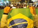 Protesto reuniu cerca de 800 pessoas em Blumenau e durou pouco mais de duas horas. Os manifestantes saram da prefeitura por volta das 18h desta segunda-feira, dia 1 de julho. Percorreram a Rua 7 de Setembro, caminharam at o Terminal da Fonte e seguiram at a Cmara de Vereadores.