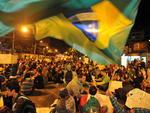 Protesto reuniu cerca de 800 pessoas em Blumenau e durou pouco mais de duas horas. Os manifestantes saram da prefeitura por volta das 18h desta segunda-feira, dia 1 de julho. Percorreram a Rua 7 de Setembro, caminharam at o Terminal da Fonte e seguiram at a Cmara de Vereadores.