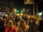 Protesto reuniu cerca de 800 pessoas em Blumenau e durou pouco mais de duas horas. Os manifestantes saram da prefeitura por volta das 18h desta segunda-feira, dia 1 de julho. Percorreram a Rua 7 de Setembro, caminharam at o Terminal da Fonte e seguiram at a Cmara de Vereadores.