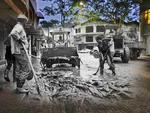 As fotos desta galeria so resultado de uma fuso de imagens impactantes da cheia com a vida atual no Vale do Itaja. A produo foi inspirada na srie da historiadora holandesa Jo Hedwig Teeuwise, intitulada Ghosts of War, feita em 2012