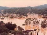 Vista do alto da Rua Pastor Stutzer, para a Alameda. Foto foi enviada por Dieter Hskes.Mande tambm fotos da enchente de 1983 para o email geral@santa.com.br