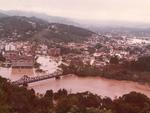 Vista do Centro, comeo do Victor Konder e Velha (aos fundos).  possvel ver a PROEB/Galego no fundo. Foto foi enviada por Dieter Hskes. Mande tambm fotos da enchente de 1983 para o email geral@santa.com.br