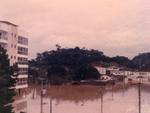 Final da Theodoro Holtrup e da Antnio da Veiga, nas proximidades da Praa do Estudante. Foto enviada por Paulo Machota. Mande tambm fotos da enchente de 1983 para o email geral@santa.com.br