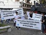 Quarta-feira: Mdicos e estudantes de medicina protestam em frente  prefeitura de Blumenau