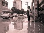 Rede pluvial no d conta de escoar a gua e a Rua Floriano Peixoto alaga