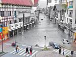 As fotos desta galeria so resultado de uma fuso de imagens impactantes da cheia com a vida atual no Vale do Itaja. A produo foi inspirada na srie da historiadora holandesa Jo Hedwig Teeuwise, intitulada Ghosts of War, feita em 2012