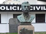 Busto de Olavo Bilac. Fica na praa em frente  Delegacia Regional de Polcia Civil e foi inaugurado em  7 de dezembro de 1947. Busto est sujo e sem cuidados