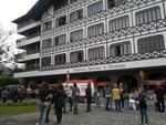 8h / 8h30: Manifestantes comeam a se reunir em frente  prefeitura de Blumenau