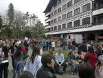 10h: Aumenta nmero de manifestantes em frente  prefeitura de Blumenau