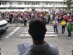 10h: Aumenta nmero de manifestantes em frente  prefeitura de Blumenau