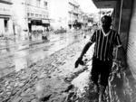 Moradores saem as ruas de Blumenau, que esto cheias de lama