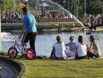 Fim de semana de tempo bom fez blumenauenses sarem de casa. Parque Ramiro Ruediger foi ponto de encontro e ficou cheio no domingo