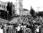 Populao faz fila em busca de comida, que custa a chegar a Rio do Sul