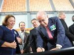 Assinatura da ordem de servio para duplicao da BR-470, no Ginsio Joo dos Santos Foi assinada, s 15h44min desta quinta-feira, a ordem de servio para duplicao de dois lotes da BR-470, no Vale do Itaja. Os ministros dos Transportes, Csar Borges, e da Secretaria de Relaes Institucionais, Ideli Salvatti, assinaram o documento junto com um representante da empresa Sulcatarinense, que far a obra