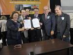 Assinatura da ordem de servio para duplicao da BR-470, no Ginsio Joo dos Santos Foi assinada, s 15h44min desta quinta-feira, a ordem de servio para duplicao de dois lotes da BR-470, no Vale do Itaja. Os ministros dos Transportes, Csar Borges, e da Secretaria de Relaes Institucionais, Ideli Salvatti, assinaram o documento junto com um representante da empresa Sulcatarinense, que far a obra