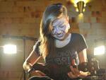 Tay Galega, 21 anos,  apaixonada pela msica desde os 16. Ela aposta no talento como cantora e tem conquistado espao nos palcos da regio.