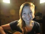 Tay Galega, 21 anos,  apaixonada pela msica desde os 16. Ela aposta no talento como cantora e tem conquistado espao nos palcos da regio.