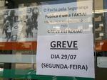 Segunda-feira: Cartaz informa sobre greve dos policiais civis na Central de Polcia de Blumenau