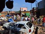 Casas e carros sofreram danos e ruas ficaram alagadas