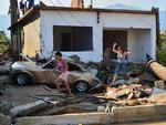 Casas e carros sofreram danos e ruas ficaram alagadas