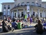 Artistas de Blumenau e outras cidades da regio se apresentam no local e dividem o anseio de mostrar a arte que produzem, e que nem sempre conseguem apresentar, ao grande pblico. As portas e cortinas estaro abertas para bandas, espetculos teatrais, literatura, murais, artes plsticas e audiovisuais, entre curtas-metragens, documentrios e filmes