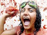 Participante da Tomatina faz mira