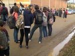 Protesto pede melhores condies em escola improvisada no Bairro Passo Manso