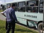 Quarta-feira: Carro e nibus colidem na Rua Engenheiro Udo Deeke, em Blumenau