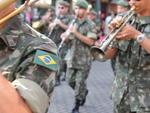 Desfile na Rua XV de Novembro teve 20 bandas e fanfarras, 10 carros alegricos e reuniu mais de mil espectadores  