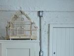 A antiga gaiola de passarinhos, tambm utilizada na ambientao de festas e comemoraes organizadas pela dona casa casa, decora a cozinha sobre um armrio