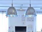 As duas luminrias pendentes de metal confirmam o estilo industrial adorado pelos donos. Observe a luminotcnica (no teto ao fundo) montada com o uso de eletrocalhas, estilo em evidncia no projeto