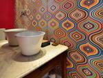 No lavabo, o destaque  o tecido colorido com estampa Onion, uma criao de Mariana Pessini, aplicado em uma das paredes. Chama a ateno ainda a antiga mesa com base de madeira e tampo em mrmore que pertencia  av da proprietria
