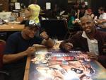 Assinando psteres do UFC com o parceiro Kevin Souza