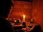 Laerte Loli, 47 anos, mora no Bairro Ponta Aguda, em Blumenau. Est h nove anos sem energia eltrica.