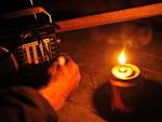 Vendelino Miranda, 83 anos, mora no Bairro Progresso, em Blumenau. Est h oito anos sem energia eltrica.